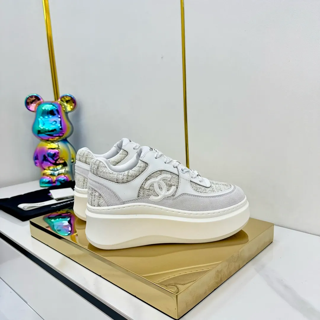 👟👟Ex-factory price 600👟👟 Upgraded version, upgraded version, upgraded version! No rebuttal accepted! ! ! ! Chanel Chanel panda shoes! 2025 counter's top casual sports shoes. This classic design; the upper is electro-embroidered with a variety of techniques; the outsole is fashionable and sporty; the unusual inclusion of a variety of color matching elements... The diversified mix and match is very good-looking and versatile, and can be used for leisure, fashion, sports, and outdoor... ꫛꫀꪝ Go➫ Materials: ❶Upper made of: original imported first-layer silk cowhide + original waterproof cloth + original first-layer cowhide ❷Inner lining: Original Yangli+Net ❸Outsole based on: Original TPU combination outsole Counter boutique packaging complete set for women 35–41 👉 👉 👉 👉 👉